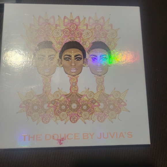 Tons of makeup - Picture 3 of 16